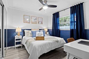 3 bedrooms, desk, travel crib, free WiFi - Free Heated Pool Oasis: Coastal Bungalow Near Town & Beach (Bradenton)