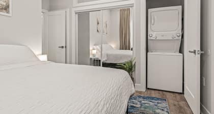 Artistic King Bed Apt w/Free Parking Built in 2023