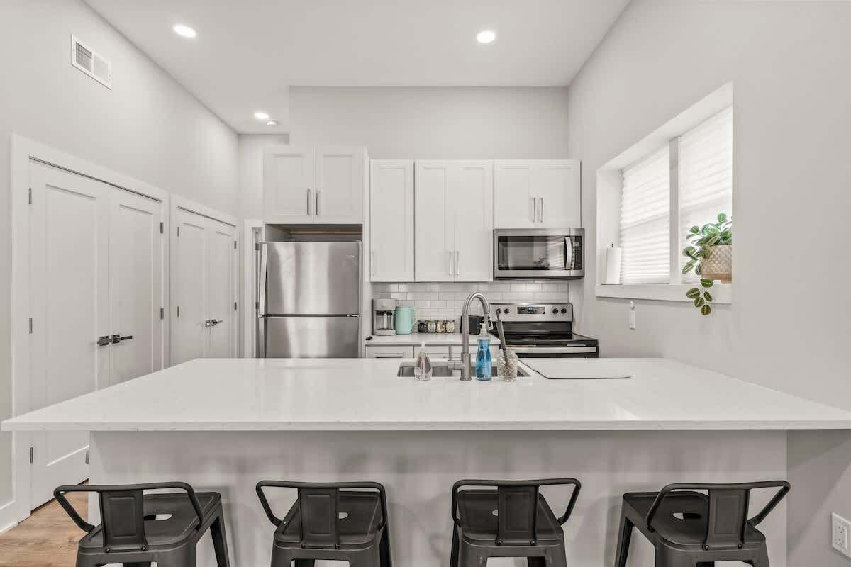 Refrigerador, microondas, horno y parrilla de estufa 