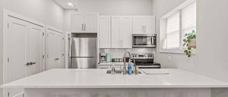 Refrigerador, microondas, horno y parrilla de estufa