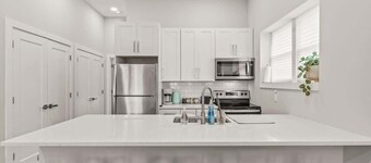 King Bed | Free Parking | Artistic | Built 2023