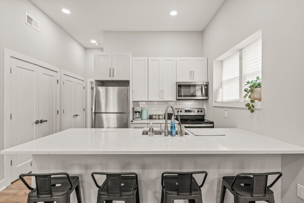 Refrigerador, microondas, horno y parrilla de estufa