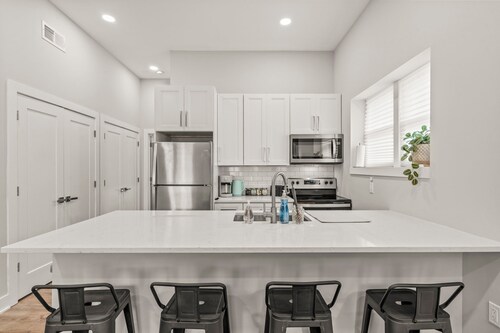 Artistic King Bed Apt w/Free Parking Built in 2023