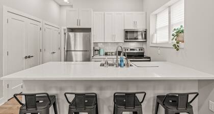 Artistic King Bed Apt w/Free Parking Built in 2023