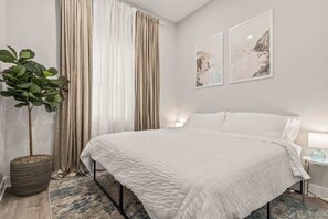 1 dormitorio, tabla de planchar con plancha, wifi y ropa de cama