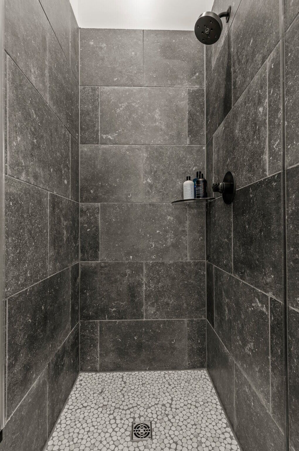 Douche, séchoir à cheveux, savon, shampooing