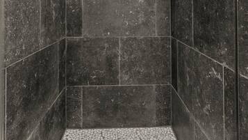 Douche, séchoir à cheveux, savon, shampooing