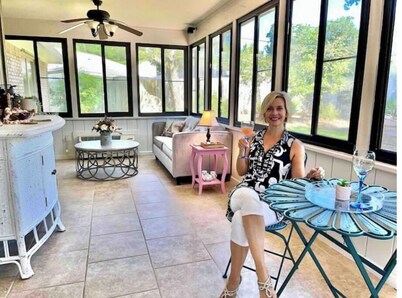 5 miles to the beaches and premier golfing !