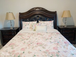 4 slaapkamers, een bureau, een strijkplank/strijkijzer, gratis wifi