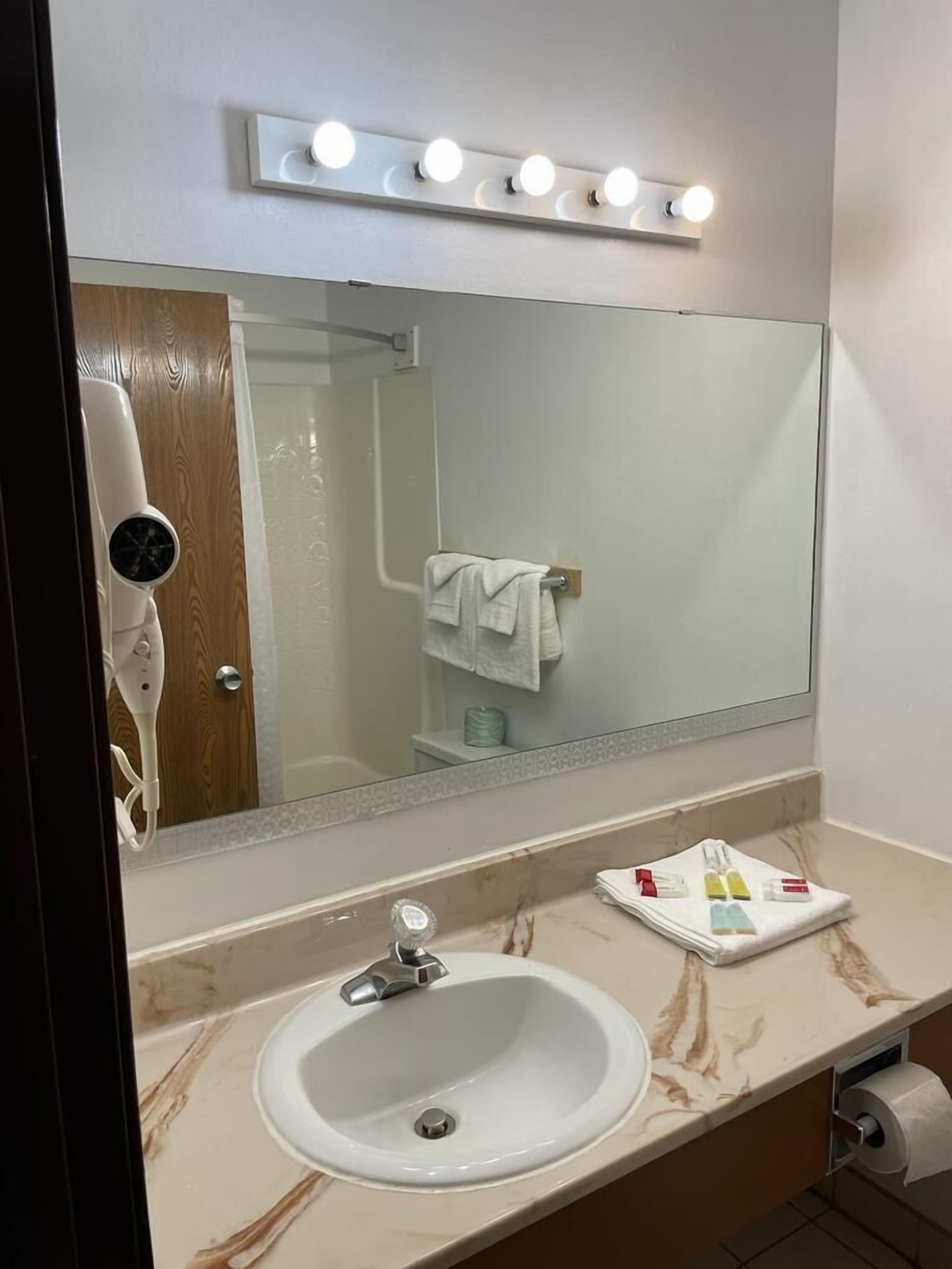 ستائر تعتيم وواي فاي مجانًا وملاءات أسرّة