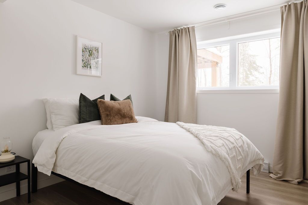 3 bedrooms, iron/ironing board, internet, bed sheets