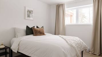 3 bedrooms, iron/ironing board, internet, bed sheets