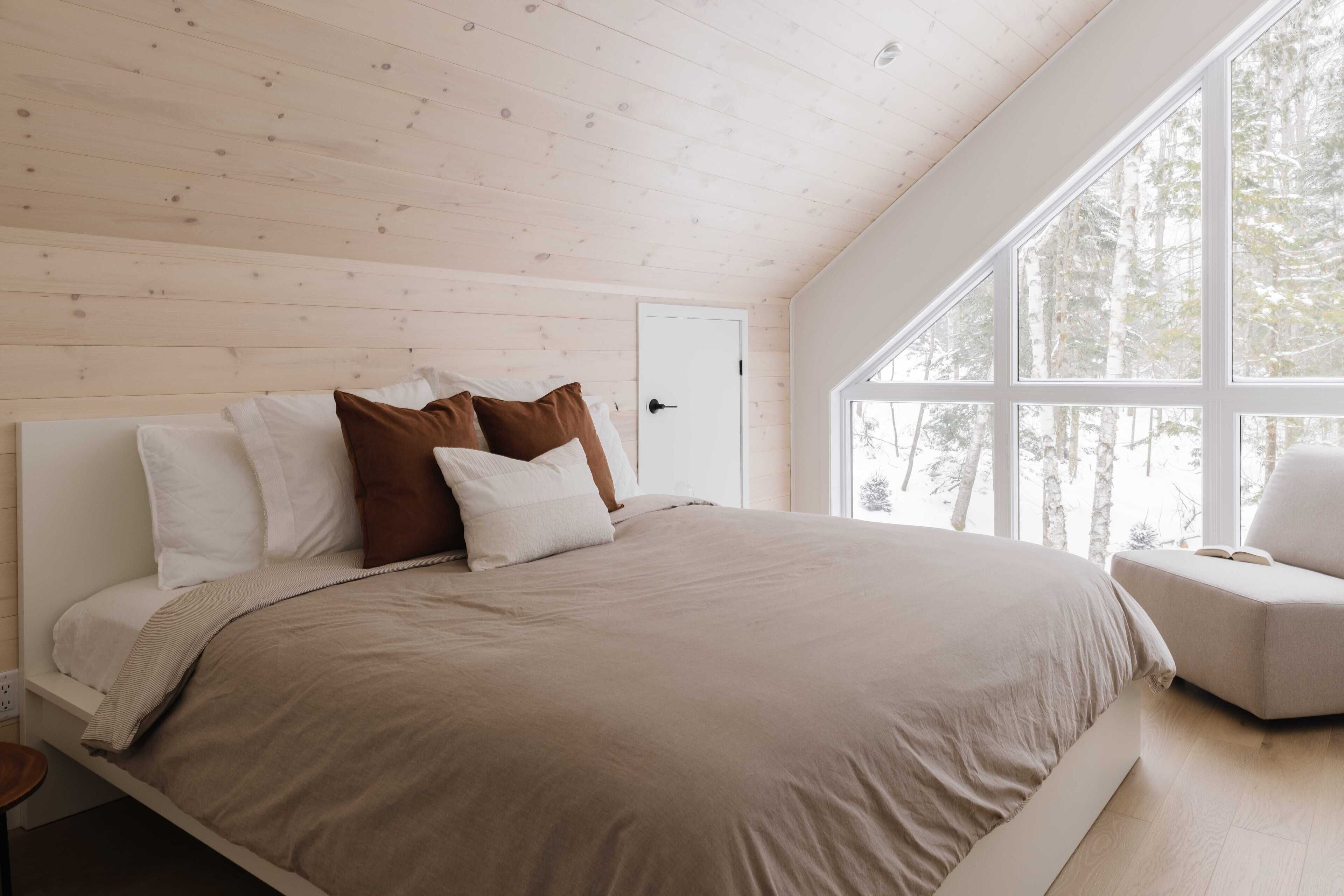 3 bedrooms, iron/ironing board, internet, bed sheets