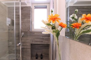 Doccia, asciugacapelli, bidet, asciugamani