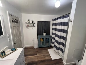 Toallas, jabón, shampoo, papel de baño