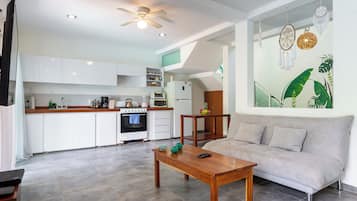 Casa familiar | Cocina privada | Refrigerador con congelador, microondas, horno y cafetera y tetera