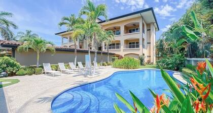 Condo Las Brisas near to Marina Herradura, free Pool and wifi