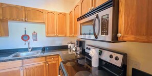 Refrigerador, cafetera y tetera y utensilios de cocina 