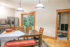 Dining - The Best of Both Worlds.....Cozy House Close to Downtown with country charm.... (Frankenmuth)