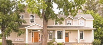 The Best of Both Worlds.....Cozy House  Close to Downtown with country charm....