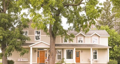 The Best of Both Worlds.....Cozy House Close to Downtown with country charm....