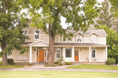 The Best of Both Worlds.....Cozy House  Close to Downtown with country charm....