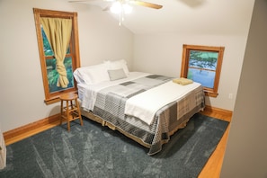 7 bedrooms, iron/ironing board, travel cot, WiFi - The Best of Both Worlds.....Cozy House Close to Downtown with country charm.... (Frankenmuth)