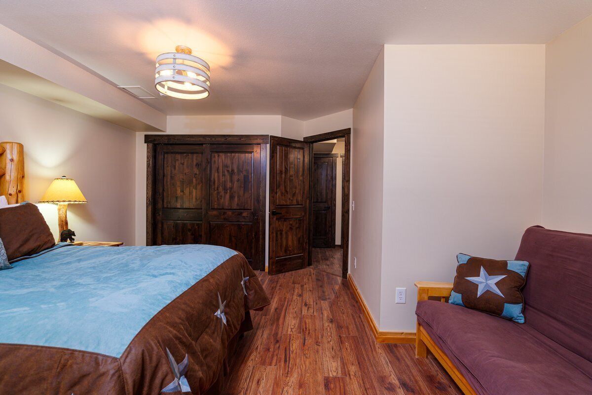 4 bedrooms, iron/ironing board, free WiFi, bed sheets