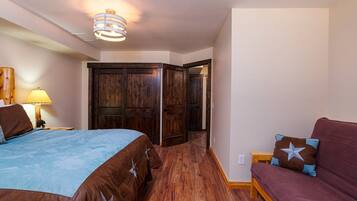 4 bedrooms, iron/ironing board, free WiFi, bed sheets