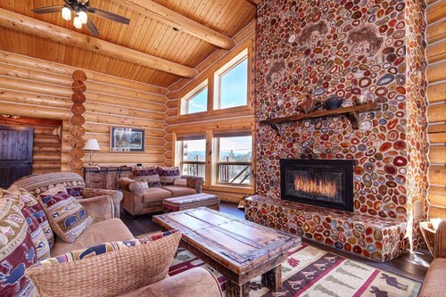 NEW Indian Paintbrush Log Cabin -Sleeps 12+ on scenic horse ranch with views!