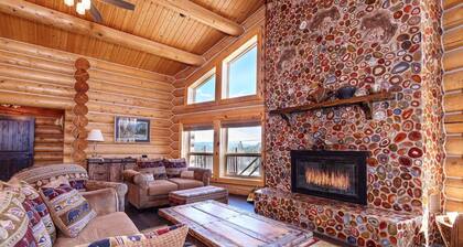 NEW Indian Paintbrush Log Cabin -Sleeps 12+ on scenic horse ranch with views!