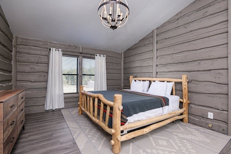 3 bedrooms, iron/ironing board, WiFi, bed sheets. NEW Indian Paintbrush Ranch House.