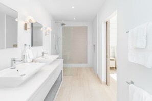 Combined shower/bathtub, hair dryer, towels - Porters Place 13: A one-of-a-kind experience await (Porters)