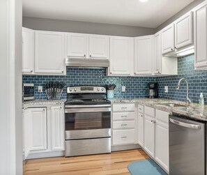 Køleskab, mikrobølgeovn, ovn, kogeplade