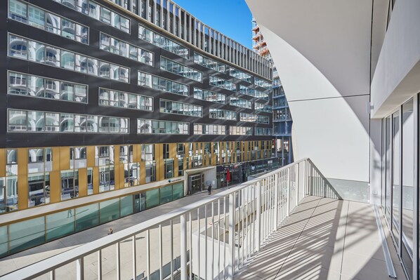 Un edificio moderno con varios pisos, ventanas amplias y fachada de vidrio.