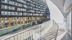 Un bâtiment moderne à plusieurs étages, doté de grandes fenêtres et d’une façade en verre.