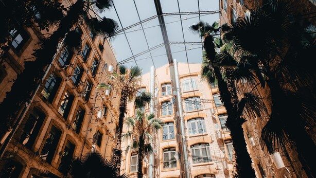 Un edificio de varios pisos con balcones, ventanas amplias y una estructura vertical central.