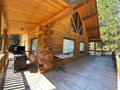 Log Cabin in the Pines near Happys Inn MT!