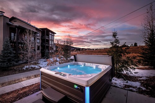 Gondola Pointe, Private Hot Tub, Winter Shuttle, Ski Locker, Beautifully Designed Townhome