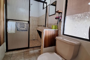 Een haardroger, handdoeken, toiletpapier