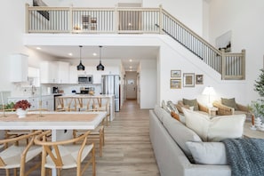 Interior - Private Hot Tub, Stunning Decor & Panoramic Lake Views with Free SDC Tickets (Kimberling City)