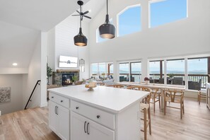 Interior - Private Hot Tub, Stunning Decor & Panoramic Lake Views with Free SDC Tickets (Kimberling City)