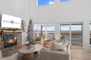 Smart TV, fireplace - Panoramic Lake Views, Private Hot Tub, Free Silver Dollar City Tickets, Stunning Decor (Kimberling City)