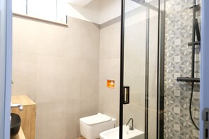 Douche, sèche-cheveux, bidet