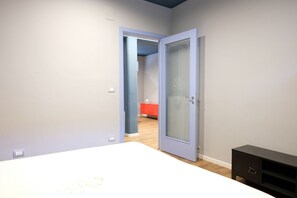 2 bedrooms, iron/ironing board, Internet, bed sheets