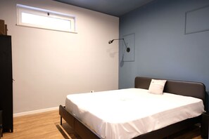 2 bedrooms, iron/ironing board, internet, bed sheets