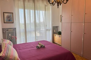 3 chambres, fer et planche à repasser, Wi-Fi, draps fournis