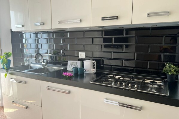 Micro-ondes, four, plaque de cuisson, lave-vaisselle