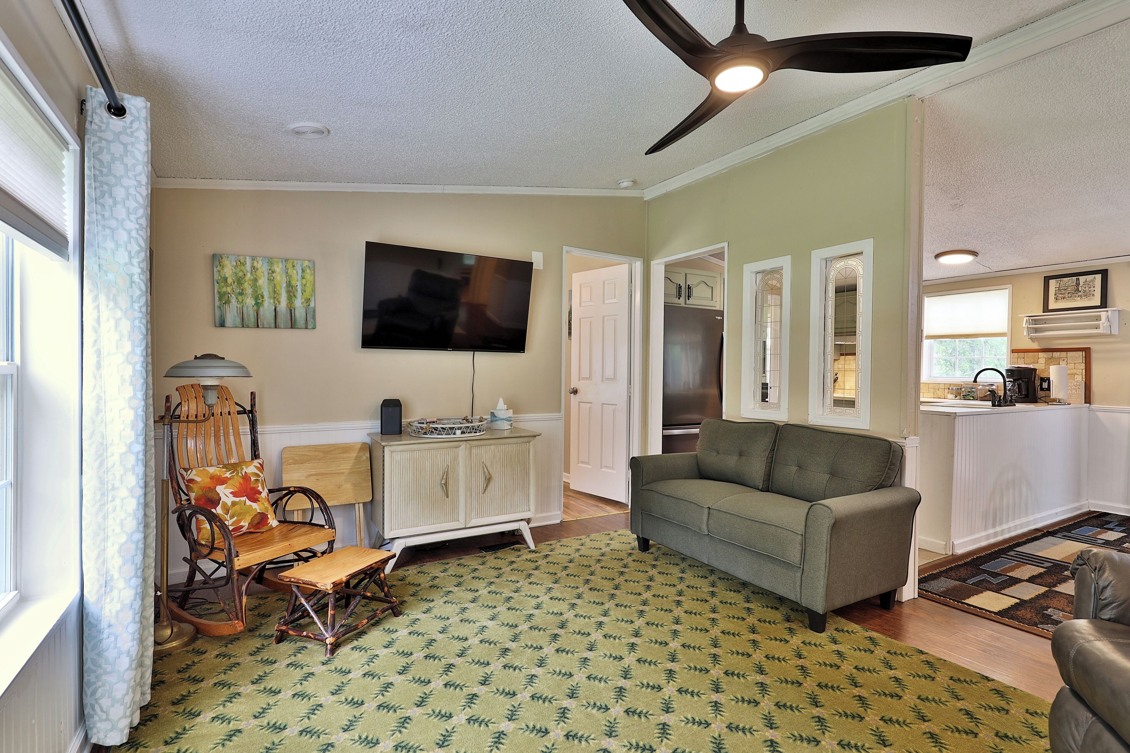 Lake Bomoseen Bungalow: 3BR/3BA. Private Boat Dock