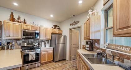 New* Bogie Bungalow - Walk to lake, bar & restaurant - Near golf course - AC - Fireplace - Pet Ok